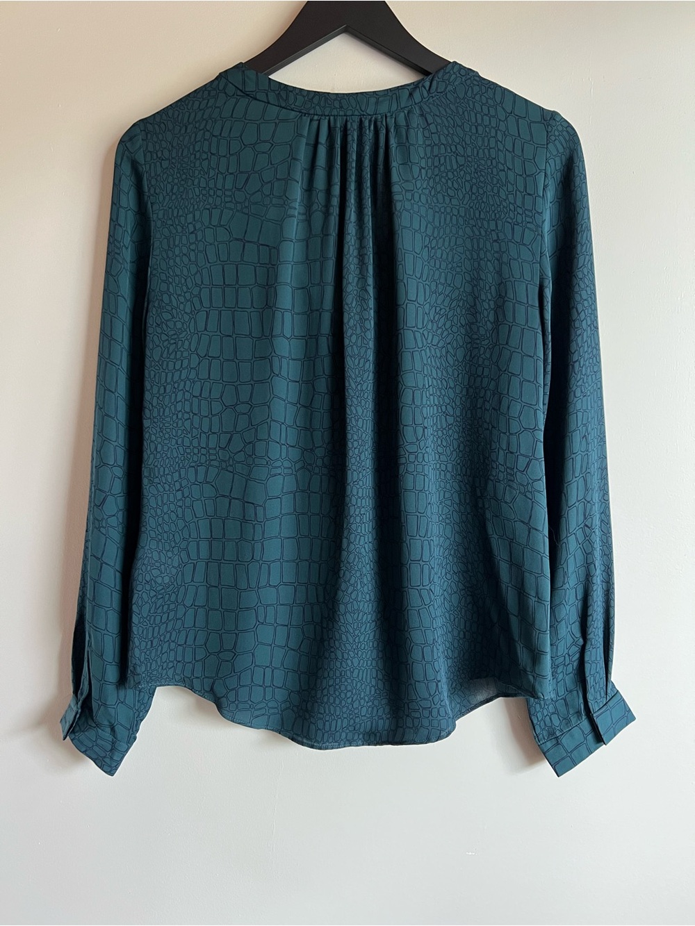 Babaton 100% Silk Blouse XS Green Textured Button Front Lightweight Sheer - Picture 7 of 8